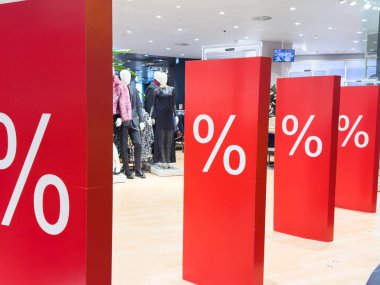 Zagreb, Hırvatistan - 17 Aralık 2025: Çağdaş bir perakende ortamında yüzde sembollü kırmızı indirim tabelaları belirgin şekilde gösteriliyor