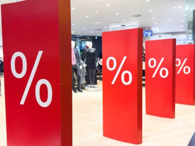 Zagreb, Hırvatistan - 17 Aralık 2025: Perakende satış alanında kırmızı yüzde işaretleri gösterilerek, canlı renkler ve tanıtım cazibesiyle alışveriş deneyimi artırıldı