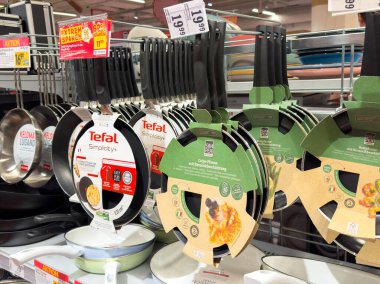 Villach, Avusturya - 13 Aralık 2025: Tefal Basitlik kızartma tavaları perakende rafına dizilmiş, farklı boyutlarda ve yemek pişirme meraklıları için paketleme