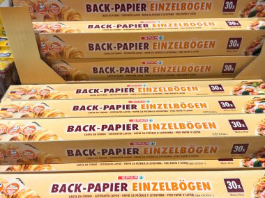 Villach, Avusturya - 13 Aralık 2025: Bir bakkal dükkanında istiflenmiş kağıt ruloları, pişirme aşıkları için ambalaj ve ürün bilgilerini vurguluyor