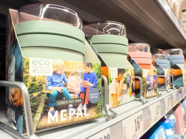 Villach, Avusturya - 13 Aralık 2025: Çevre dostu farklı renklerde tencereler, Mepal markasını ve sürdürülebilir tasarımını ön plana çıkaran bir mağaza rafında düzenli olarak düzenlenmiştir.