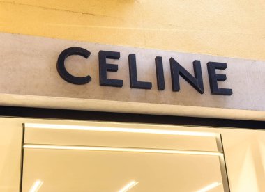Venedik, İtalya - 05 Aralık 2025: Celine marka tabelası lüks moda ve çağdaş perakende tasarım unsurlarını ön plana çıkaran butik duvarda yer almaktadır