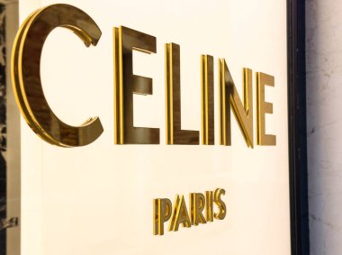 Venedik, İtalya - 05 Aralık 2025: Celine Paris mağaza vitrininde lüks şehir ortamında lüks moda markalarını ön plana çıkaran altın levhalar bulunmaktadır.