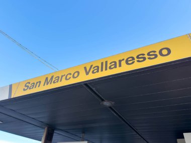 Venedik, İtalya - 05 Aralık 2025: San Marco Vallaresso tabelası açık mavi gökyüzü, kopya alanı olan seyahat ve turizm temaları için ideal