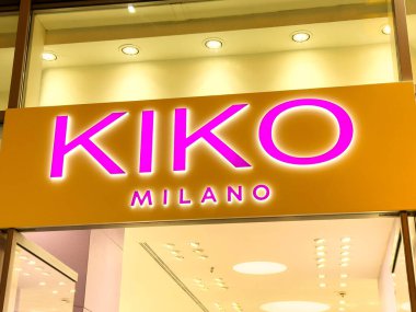 Venedik, İtalya - 5 Aralık 2025: KIKO Milano mağaza tabelası gece ışıl ışıl parlıyor, koyu pembe harfler ve güzellik tutkunları için hoş bir ortam sunuyor