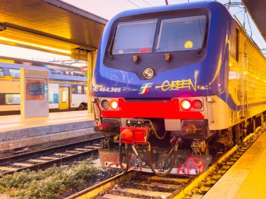 Venedik, İtalya - 05 Aralık 2025: Renkli graffiti ile elektrik treni platformda duruyor, şehir ulaşımını ve istasyonun canlı atmosferini vurguluyor