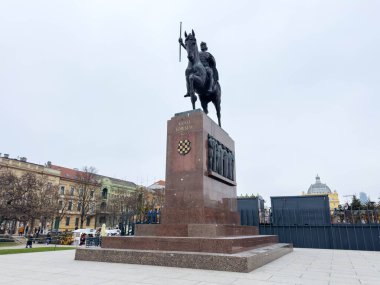 Zagreb, Hırvatistan - 14 Aralık 2025: Kral Tomislav 'ın Binicilik heykeli, tarihi mimarisi ve gri gökyüzü ile meydanda belirgin bir şekilde sergileniyor