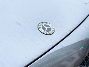 Zagreb, Hırvatistan - 14 Aralık 2025: Mercedes-Benz logosuna sahip gümüş kaput, amblemin ayrıntılarını ve dokularını lüks bir otomotiv ortamında vurguluyor