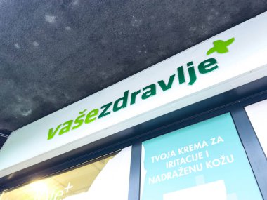 Zagreb, Hırvatistan - 14 Aralık 2025: Vazo zdravlje eczane tabelasında sağlık ve refah için cilt bakım ürünlerini ön plana çıkaran yeşil logo yer alıyor