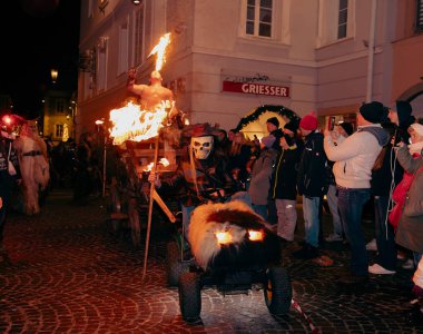 Sankt Veit A D Glan, Avusturya - 4 Ocak 2025: Krampuslauf kutlamaları meşaleli kostümler içindeki katılımcıları, şenlikli bir gece ortamında heyecanlı bir kalabalıkla çevrili olarak sergiliyor