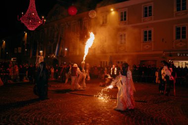 Sankt Veit A D Glan, Avusturya - 4 Ocak 2025: Krampuslauf festivali, yangın gösterileriyle karışık kostümler içindeki sanatçıları sergileyerek, gece boyunca hareketli bir ortam yarattı