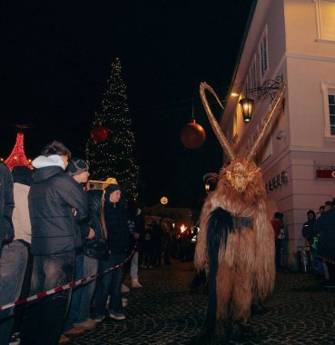Sankt Veit A D Glan, Avusturya - 4 Ocak 2025: Krampuslauf etkinliği, canlı bir caddede Krampus karakteri sergiliyor.