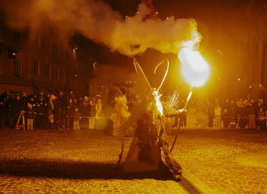 Sankt Veit A D Glan, Avusturya - 4 Ocak 2025: Krampuslauf etkinlik gösterileri düzenleyicisi özenle hazırlanmış kostümlü, geceleri heyecan dolu seyirciler büyülüyor
