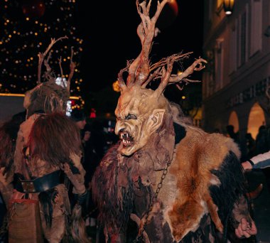 Sankt Veit A D Glan, Avusturya - 4 Ocak 2025: Krampuslauf etkinliği, festival sahnesini aydınlatan, ayrıntılı kostümlü korkutucu bir Krampus karakteri sergiliyor
