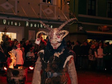 Sankt Veit A D Glan, Avusturya - 4 Ocak 2025: Krampuslauf etkinliği, canlı bir gecede seyircileri büyüleyen geleneksel giyimli boynuzlu bir figürü sergiliyor