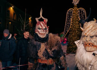Sankt Veit A D Glan, Avusturya - 4 Ocak 2025: Krampuslauf etkinliği, ayrıntılı kostüm ve maskeli katılımcıların katıldığı, şenlikli bir kış ortamı oluşturdu