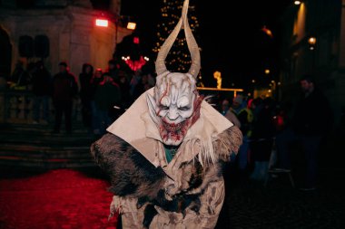 Sankt Veit A D Glan, Avusturya - 4 Ocak 2025: Krampuslauf etkinliğinde kostüm giymiş boynuzlu bir şahsiyet sergileniyor.