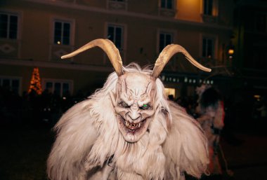 Sankt Veit A D Glan, Avusturya - 4 Ocak 2025: Krampus boynuzlu ve sivri dişli karakteri Krampuslauf festivalinin bir parçasıdır.