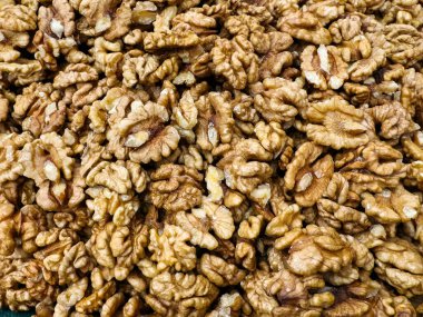 Bir yığın halinde gösterilen bol ceviz çekirdekleri.