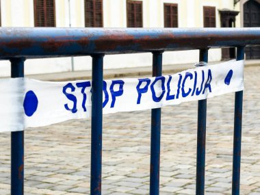 Arnavut kaldırımında dur işareti olan polis barikatı..