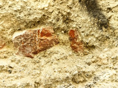 Kırmızı tuğlalı, desenli sert taş duvara yakın çekim.