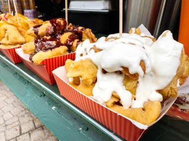 Gıda tezgahındaki kızarmış gıdaların çeşitli malzemelerinin yakın plan çekimi..