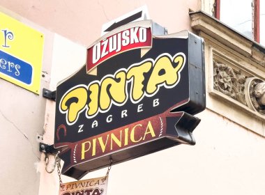 Zagreb, Hırvatistan - 16 Aralık 2025: Uzujsko Pinta tabelasında parlak renkler ve kalın harfler yer alıyor, inşaata devam ediyor, bar ortamını davet ediyor