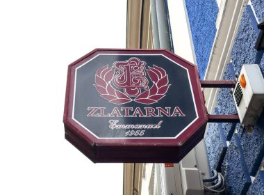 Zagreb, Hırvatistan - 16 Aralık 2025: Dış tasarım üzerindeki Zlatarna tabelası, 1965 yılında zengin renklere sahip bir mücevher mağazasını sergileyerek zarif bir tasarıma sahip.