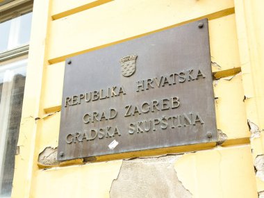 Zagreb, Hırvatistan - 16 Aralık 2025: Sarı duvardaki plaka, kentin adını ve kültürel önemini gösteriyor
