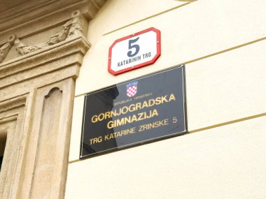 Zagreb, Hırvatistan - 16 Aralık 2025: Trg Katarine Zrinske 5 'te Gornjogradska Gimnazija' nın imzası, mimari ayrıntılar ve kültür mirasının altını çizdi