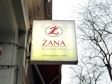 Zagreb, Hırvatistan - 16 Aralık 2025: 1938 'de kurulan Zana Kozmetika için aydınlatma işareti, zarif markalaşma ve klasik estetik sergileniyor