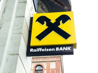 Zagreb, Hırvatistan - 16 Aralık 2025: Raiffeisen Bank imzası, şehir mimarisi ve markaların varlığını ön plana çıkaran dış yapı üzerine belirgin bir logo sergileniyor