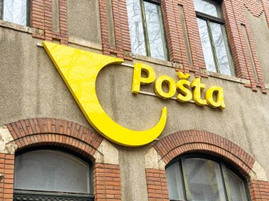 Zagreb, Hırvatistan - 16 Aralık 2025: Sarı Posta tabelası kentsel çevredeki posta hizmetlerini vurgulayarak tarihi binanın gri duvarında sergilendi