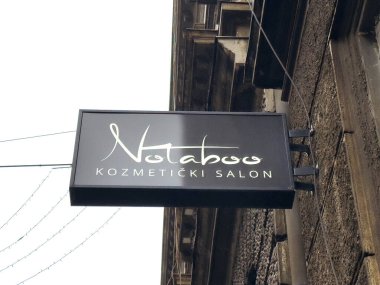 Zagreb, Hırvatistan - 16 Aralık 2025: Dış yapı inşaatı ile ilgili Notaboo Kozmeticki Salonu, güzellik endüstrisi pazarlaması için stil tasarımı ve kentsel ortam sunuyor
