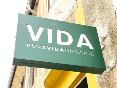 Zagreb, Hırvatistan - 16 Aralık 2025: Yeşil VIDA Puravida Organiç tabelası renkli mimariye sahip kentsel bir ortamda modern markalaşmanın altını çizdi