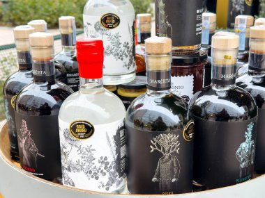 Zagreb, Hırvatistan - 16 Aralık 2025: Farklı etiketler ve ödüllü tasarımlarla dairesel olarak düzenlenmiş Mareta ruhları şişeleri, festival vesilesi için ideal