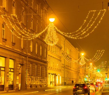 Zagreb, Hırvatistan - 16 Aralık 2025: Krampuslauf kutlamaları sırasında dekoratif ışıklarla aydınlatılmış sokak, mimari ve festival ortamının altını çizilmiştir