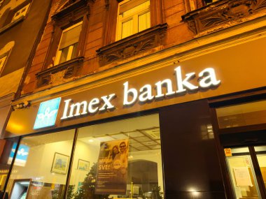 Zagreb, Hırvatistan - 16 Aralık 2025: Imex Banka 'nın gece parlayan mağazası, fotokopi alanı olan potansiyel müşteriler için modern tasarım ve davet edici atmosferi ön plana çıkardı