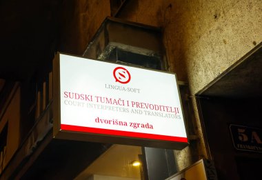 Zagreb, Hırvatistan - 16 Aralık 2025: Mahkemenin çevirmen ve çevirmenlerine yönelik lingua-Soft imzası, gece kentsel ortamda fotokopi alanı ile aydınlatıldı