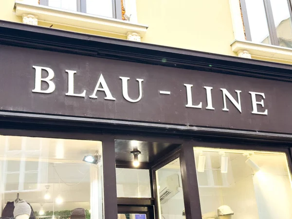 Zagreb, Hırvatistan - 16 Aralık 2025: BLAU-LINE mağaza vitrininde geniş pencereli ve şık atmosferli modern tasarım sergileniyor ve müşterileri moda tekliflerini keşfetmeye davet ediyor