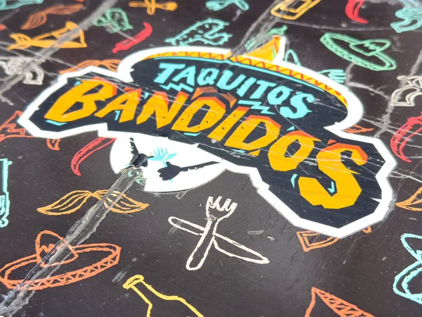 Zagreb, Hırvatistan - 16 Aralık 2025: Taquitos Bandidos menüsü Meksika kültürünün renkli resimlerini sergiliyor, lokantaları lezzetli taquitos ve canlı ambiyansların tadını çıkarmaya çağırıyor