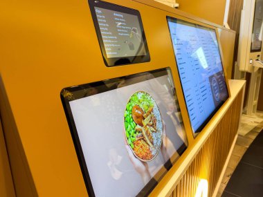 Zagreb, Hırvatistan - 17 Aralık 2025: Dijital menü ekranında kopyalama alanı olan çağdaş bir yemek ortamında pirinç ve sebzelerle renkli bir yemek yer alıyor