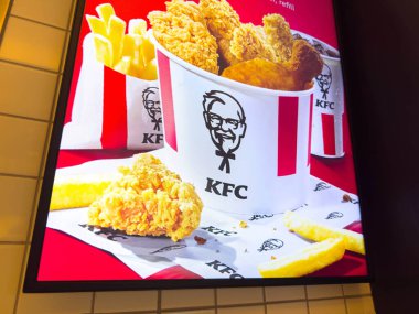 Zagreb, Hırvatistan - 17 Aralık 2025: KFC kovası ikonik markalaşma ve renkli sunumlarla kızarmış tavuk ve patates dolu