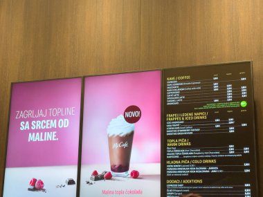 Zagreb, Hırvatistan - 17 Aralık 2025: McCafe menüsü, çağdaş bir kafede müşteriler için davetkar bir ortam yaratarak ahududu çikolatası ve tatlı tercihlerini ön plana çıkardı