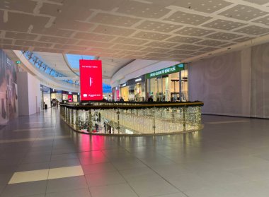 Zagreb, Hırvatistan - 17 Aralık 2025: Çağdaş alışveriş merkezi parlak vitrinler ve zarif tasarım sergileyerek, müşterileri çeşitli mağazaları keşfetmeye ve canlı bir atmosferin keyfini çıkarmaya davet ediyor