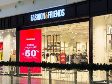 Zagreb, Hırvatistan - 17 Aralık 2025: Moda & Friends mağazası, çağdaş bir ortamda gösterilen kırmızı tabela ve şık giyim tarzlarıyla tatil indirimlerine sahne oluyor