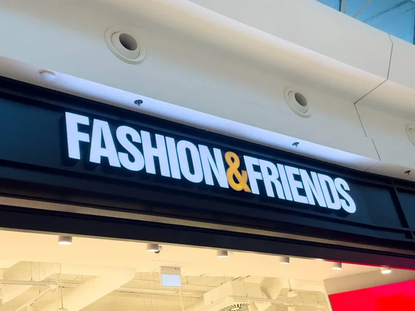 Zagreb, Hırvatistan - 17 Aralık 2025: Moda & Friends mağaza tabelası, çağdaş bir alışveriş merkezinde, modern tasarım unsurlarıyla yaşanan canlı bir alışveriş deneyimini vurguluyor