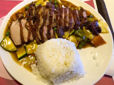 Karışık sebzeli tuzlu ördek ve yakın plan pilav..