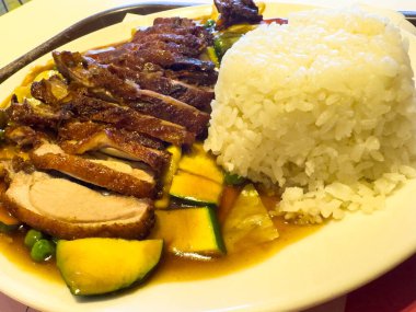 Çıtır ördek, sebze ve pilav ile nefis Asya yemeği..