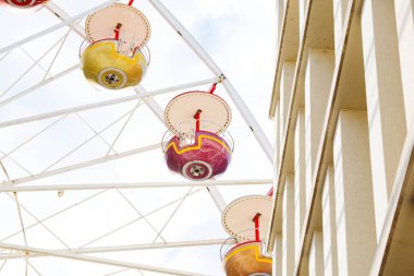 Renkli eğlence gezisi: Dönme dolaplar gökyüzüne karşı.